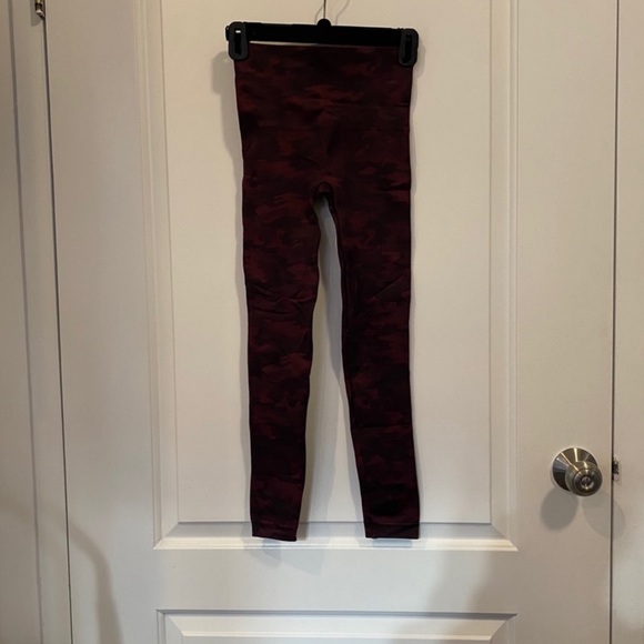 Spanx Seamless Camo Leggings In Color Wine - Picture 5 of 5